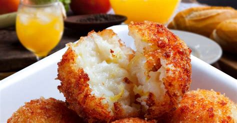 Bolinho de arroz com recheio de queijo .